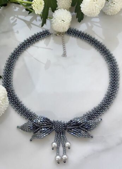 Колье "Бантик" ручной работы из бисера и морского жемчуга