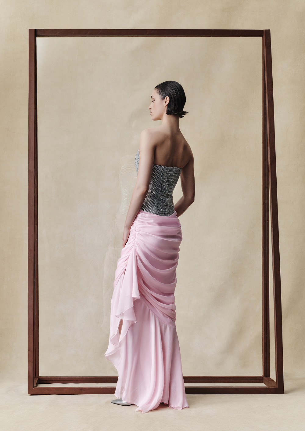 Платье из шелкового шифона с корсетом из кристаллов