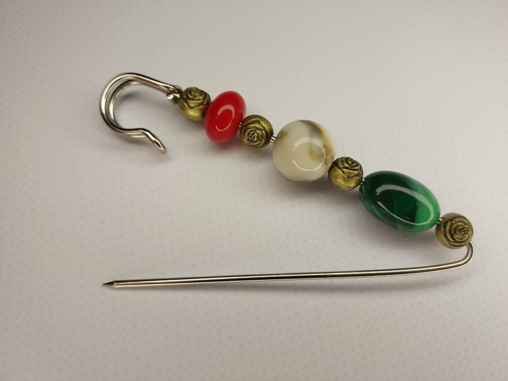 Булавка брошь "Морские камешки. Розочка" для кардигана, пальто, платков, шарфа, костюмов, одежды. Цвет красный серый чёрный