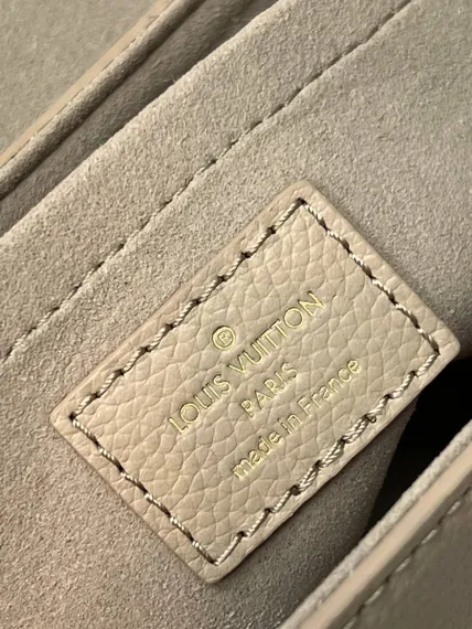 Сумка Louis Vuitton Lockme Chain East West бежевый