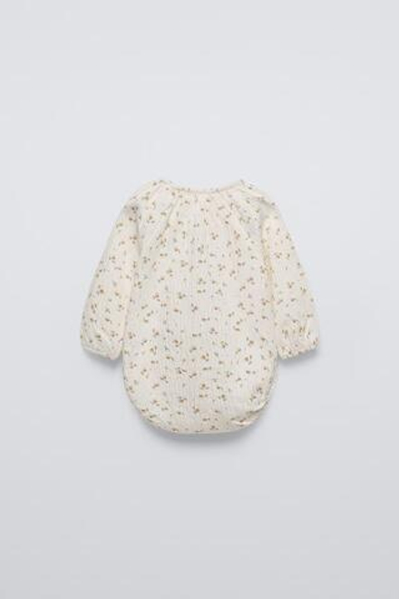 ZARA БОДИ ИЗ РЕЛЬЕФНОЙ ТКАНИ С ЦВЕТОЧНЫМ ПРИНТОМ, СВЕТЛЫЙ ЭКРЮ