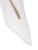 Женские лаковые белые сапоги на шпильке со стразами