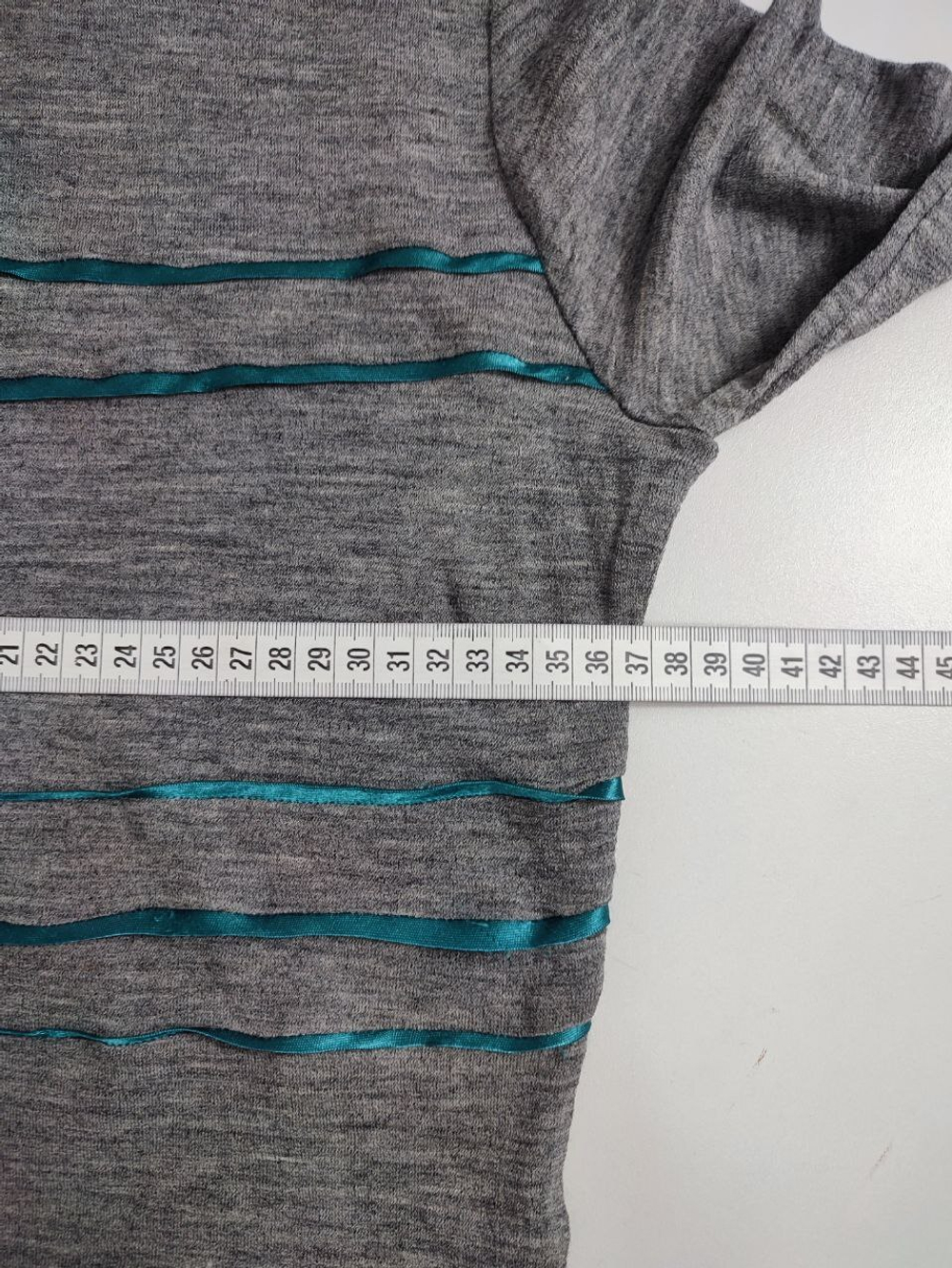 Свитер с атласными полосками 42-44 размер