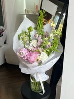Букет из гортензии, пионов, диантусов, молюцеллы и антирринума