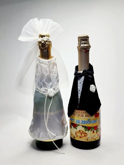 Наряды для свадебных бутылок в виде костюмов жениха и невесты
