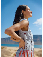 Топ крючком квадратными мотивами и полосами