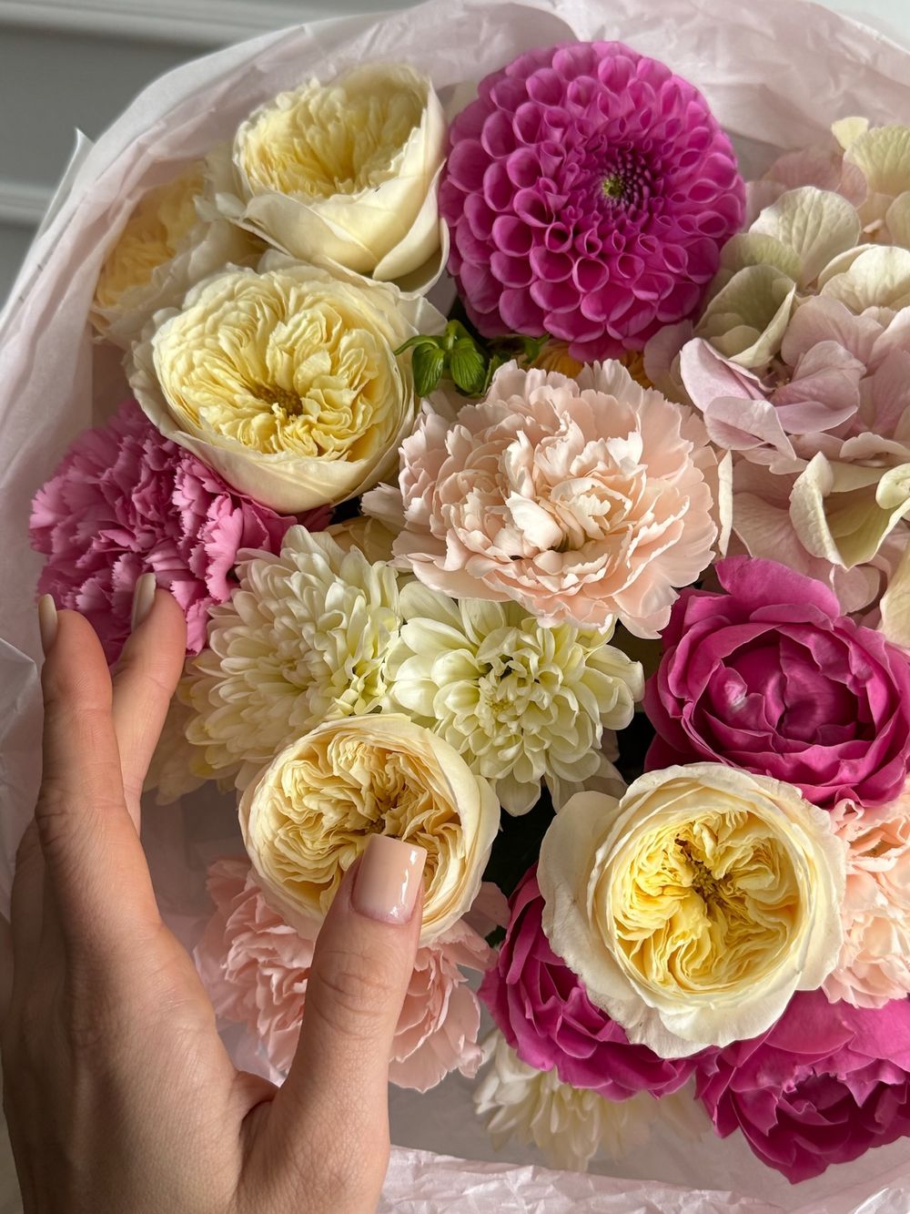 Букет сборный из гортензии, кустовых пионовидных роз, диантусов и георгин