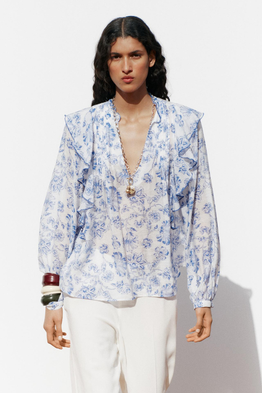 ZARA БЛУЗА ИЗ ТКАНИ С ПРИНТОМ СО СБОРКАМИ И ВОЛАНАМИ, СИНИЙ/БЕЛЫЙ