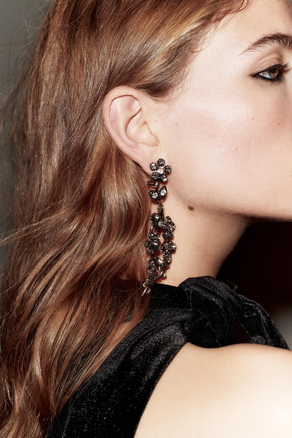 ZARA КАСКАДНЫЕ СЕРЬГИ С ЦВЕТАМИ И СТРАЗАМИ, ЗОЛОТИСТЫЙ