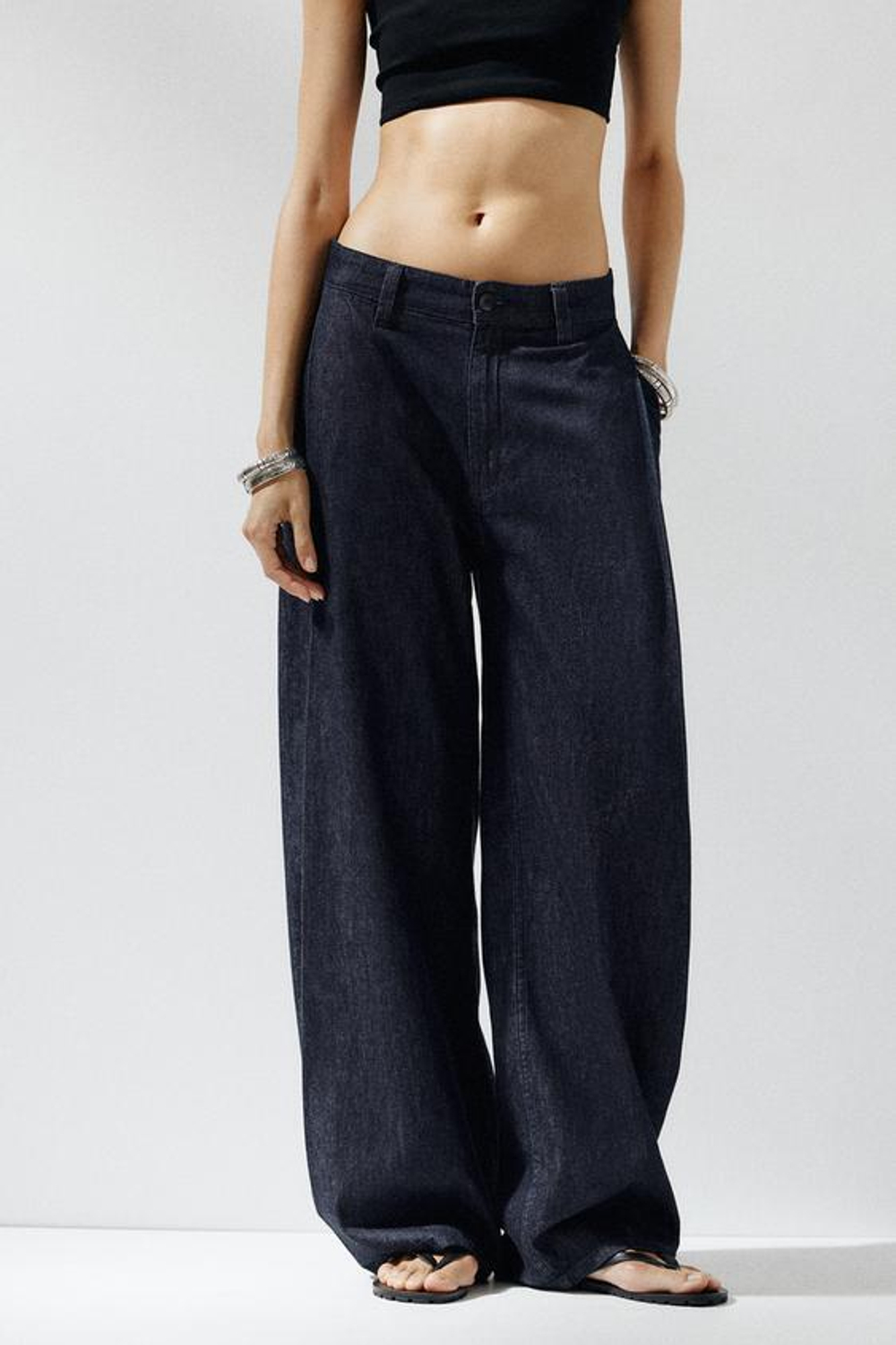 ZARA ДЖИНСОВЫЕ БРЮКИ TRF С ЗАЩИПАМИ, ТЕМНЫЙ ИНДИГО