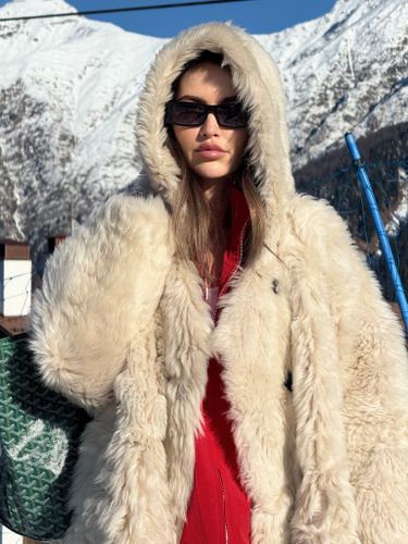 Бежевая шуба из овчины с капюшоном