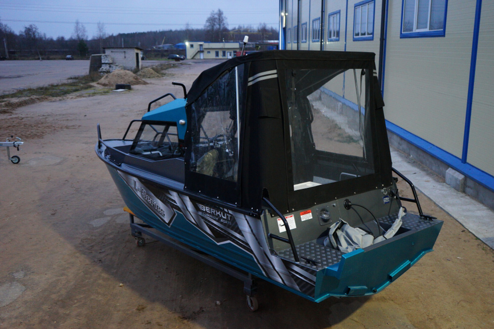 Лодка Беркут L-HT Open. В наличии. Цвет Черный низ - серый верх