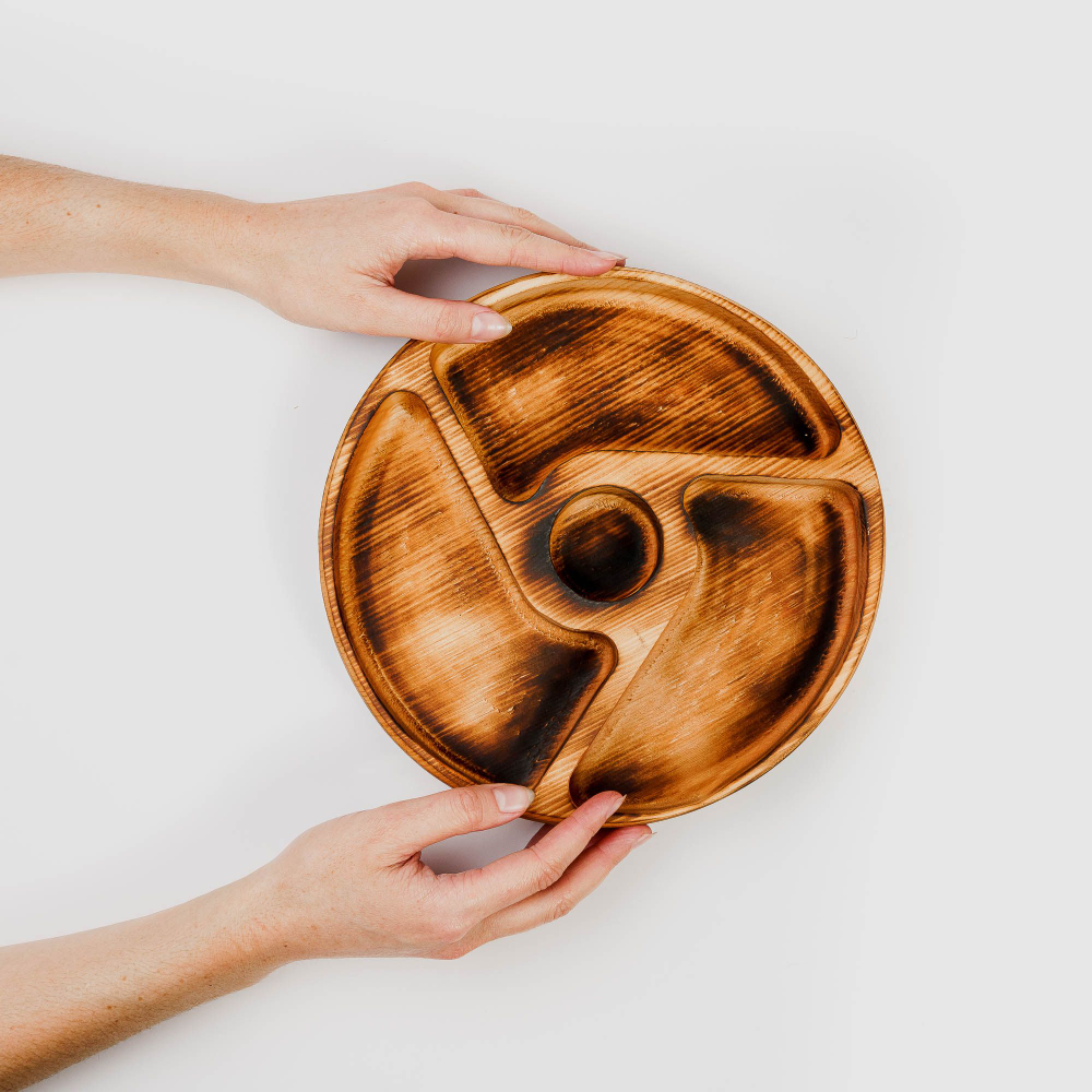 Деревянная менажница с 4 отсеками из кедра