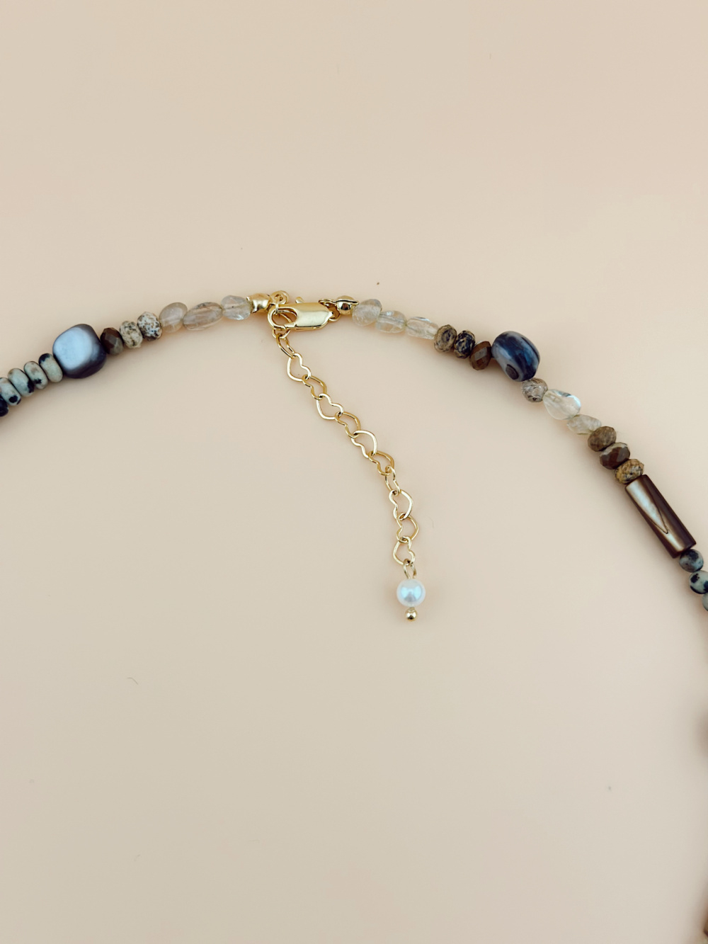 Колье с разными камнями