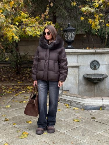 Короткий шоколадный пуховик с затяжками на рукавах