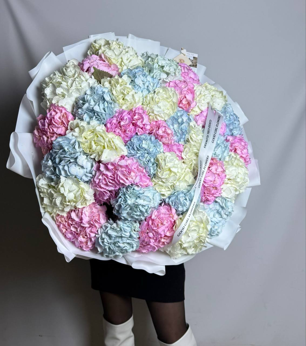 Воздушный букет с гортензиями