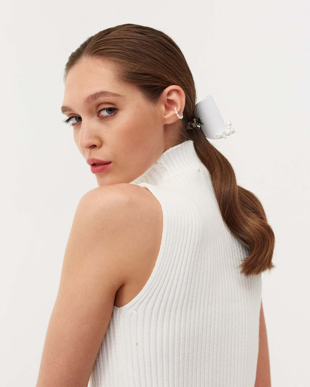 Бант из белой кожи с жемчужным декором