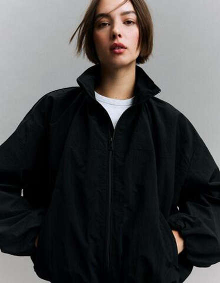 BERSHKA Объемная куртка, черный