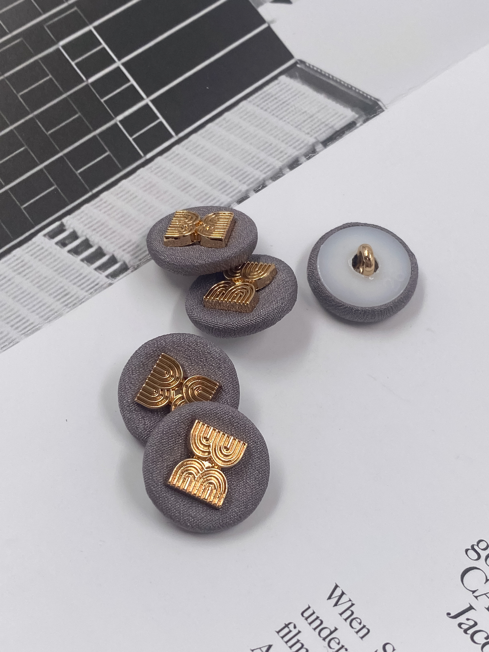 Пуговицы текстильные серые с золотом