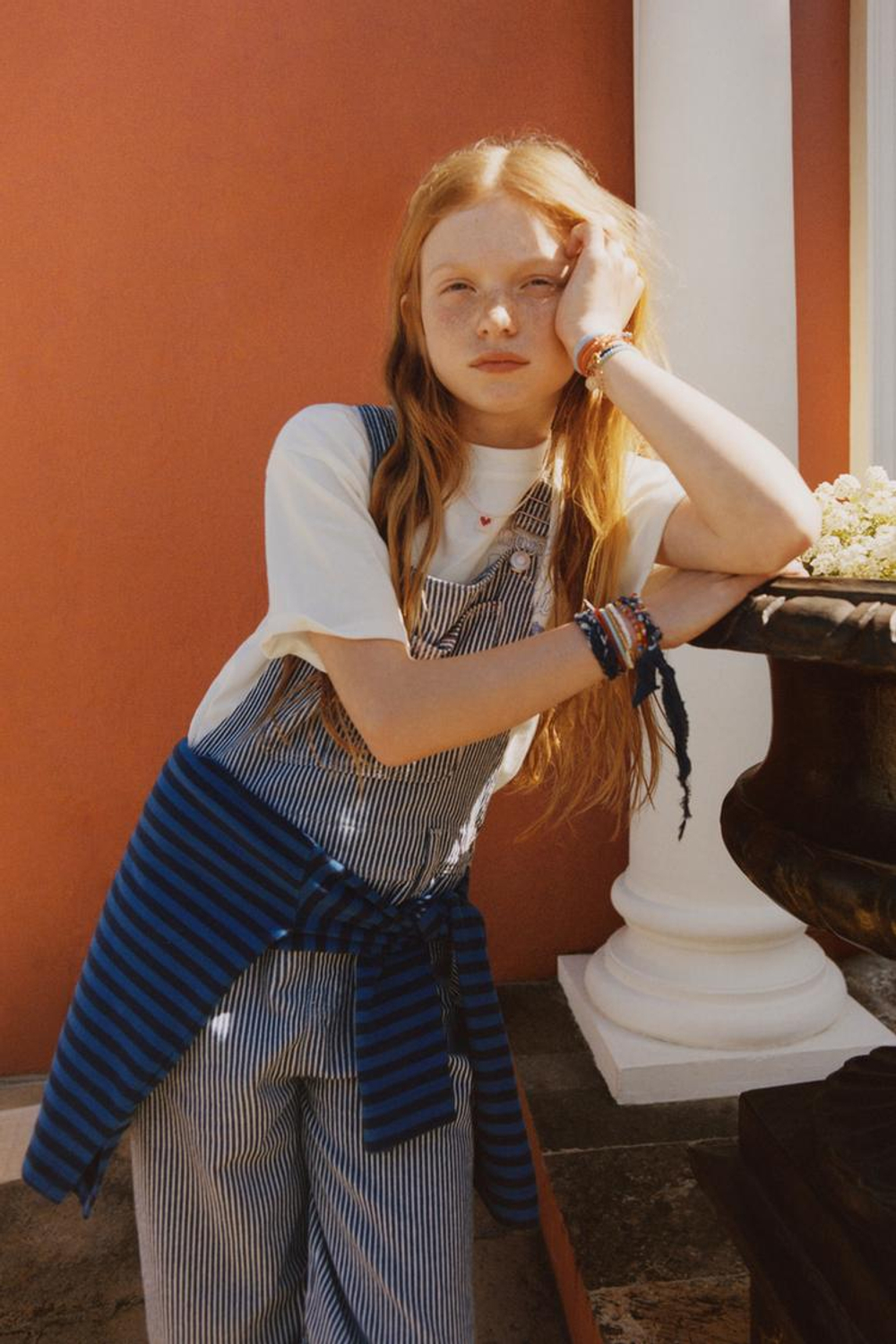 ZARA ДЛИННЫЙ ДЖИНСОВЫЙ КОМБИНЕЗОН В ПОЛОСКУ, ЭКРЮ/СИНИЙ