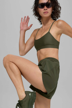 Alo yoga Шорты Playmaker, оливково-зеленый