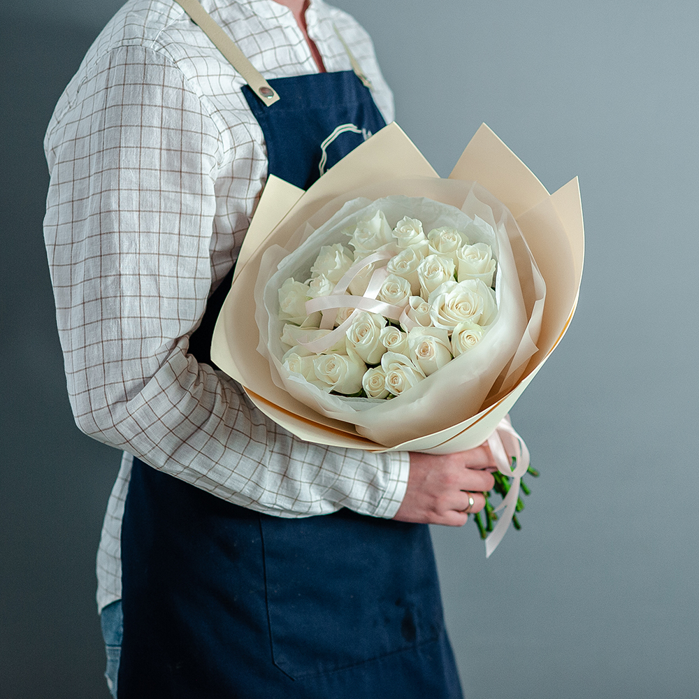 25 белых кенийских роз в нежном оформлении