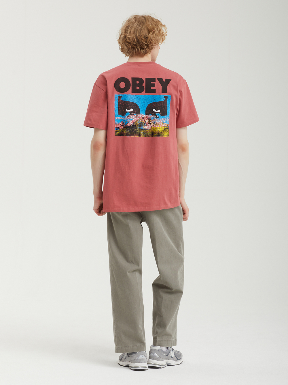 Мужская Футболка Obey In A Different Place