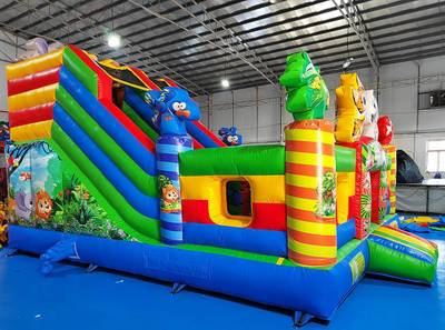 Коммерческий надувной батут «Звериный мир» с горкой и аркой, 6*5*4.2 м.