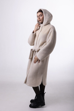 Пальто с капюшоном утепленное