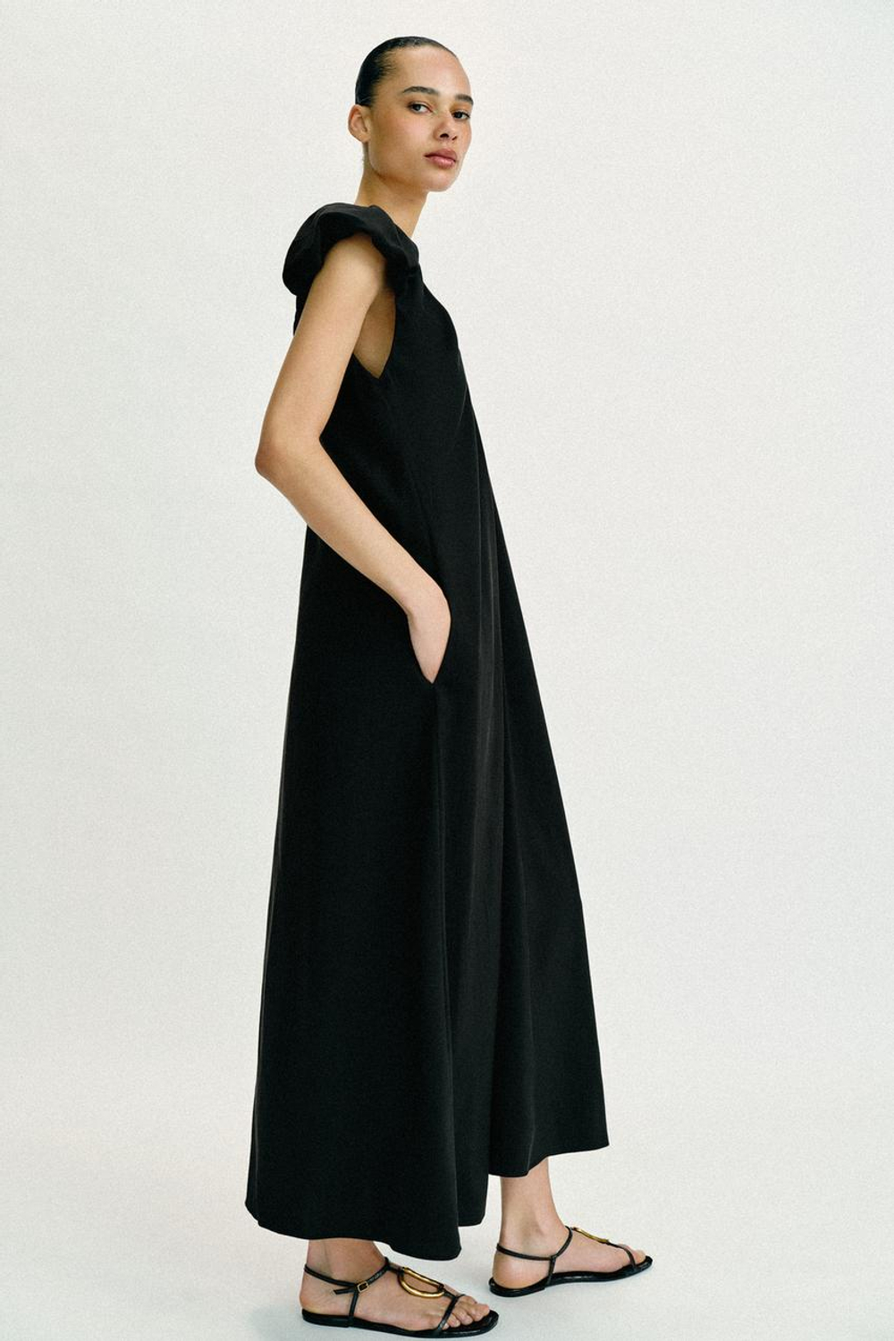 ZARA ДЛИННОЕ ПЛАТЬЕ С ОБЪЕМНЫМИ РУКАВАМИ, ЧЕРНЫЙ