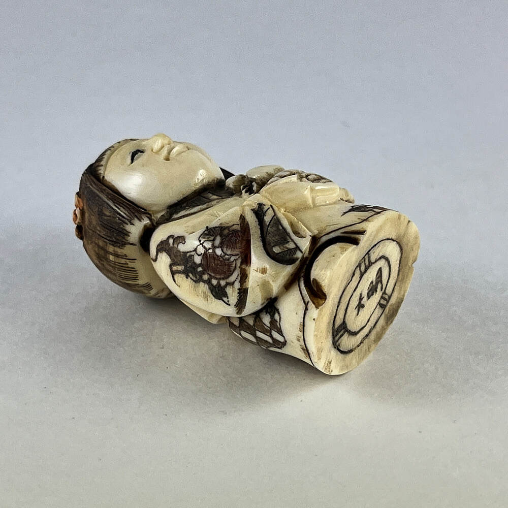 Статуэтка нэцкэ Гейша с корзиной плодов