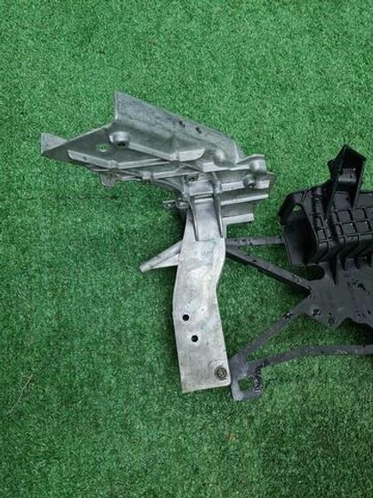 Кронштейн передней панели Mercedes E w213 (16-23)