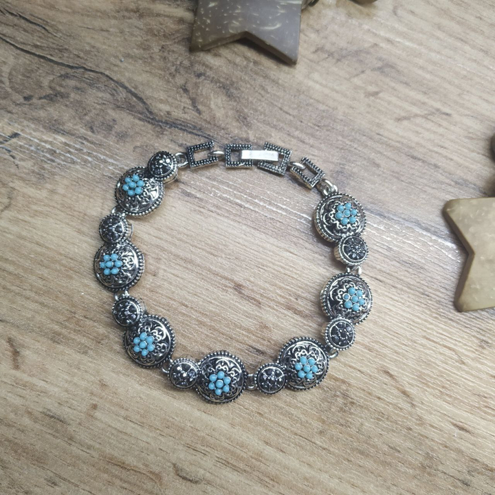 Браслет Vogue 2 круга вензеля бусинки голубые металл серебристый на красном бархате