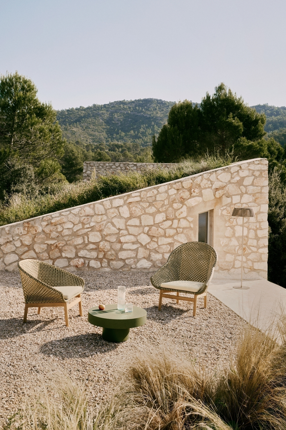 Кресло Olbia с высокой спинкой из искусственного ротанга и массива тика