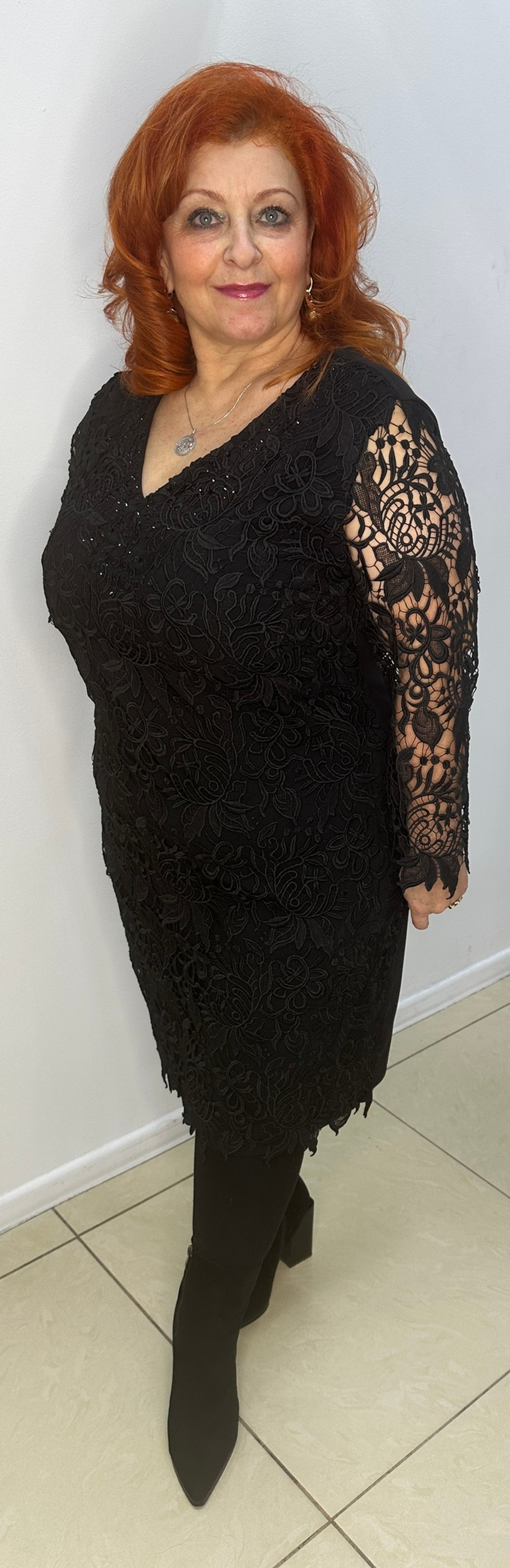 Черное платье с ажурными рукавами