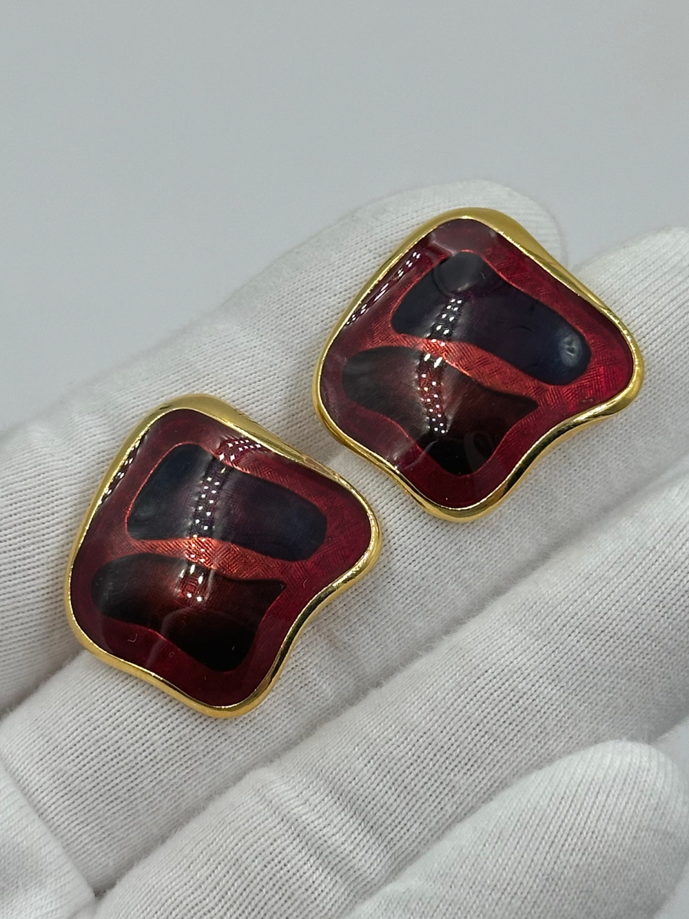 Серьги с бордовой эмалью