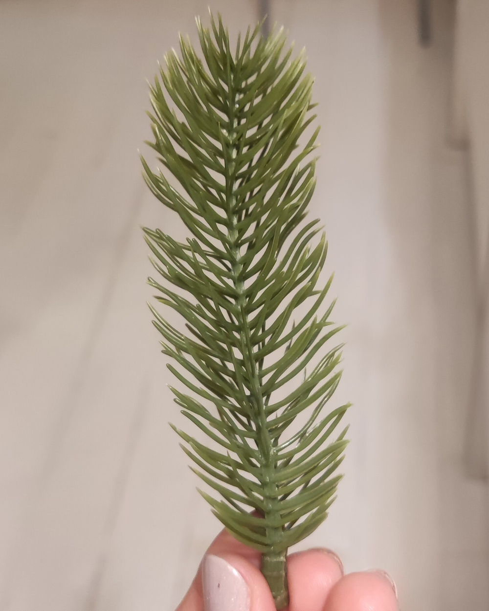 Еловая веточка базовая  11 см зеленая