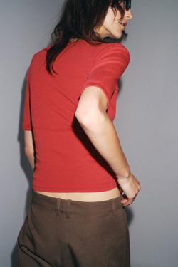 ZARA ХЛОПКОВАЯ ФУТБОЛКА С ЭФФЕКТОМ ПОТЕРТОСТИ, КЛУБНИЧНЫЙ