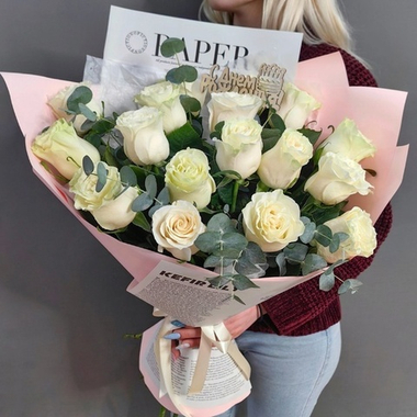 Букет из 15 белых роз сорта "Мондиаль" с эвкалиптом (Эквадор 60 см)