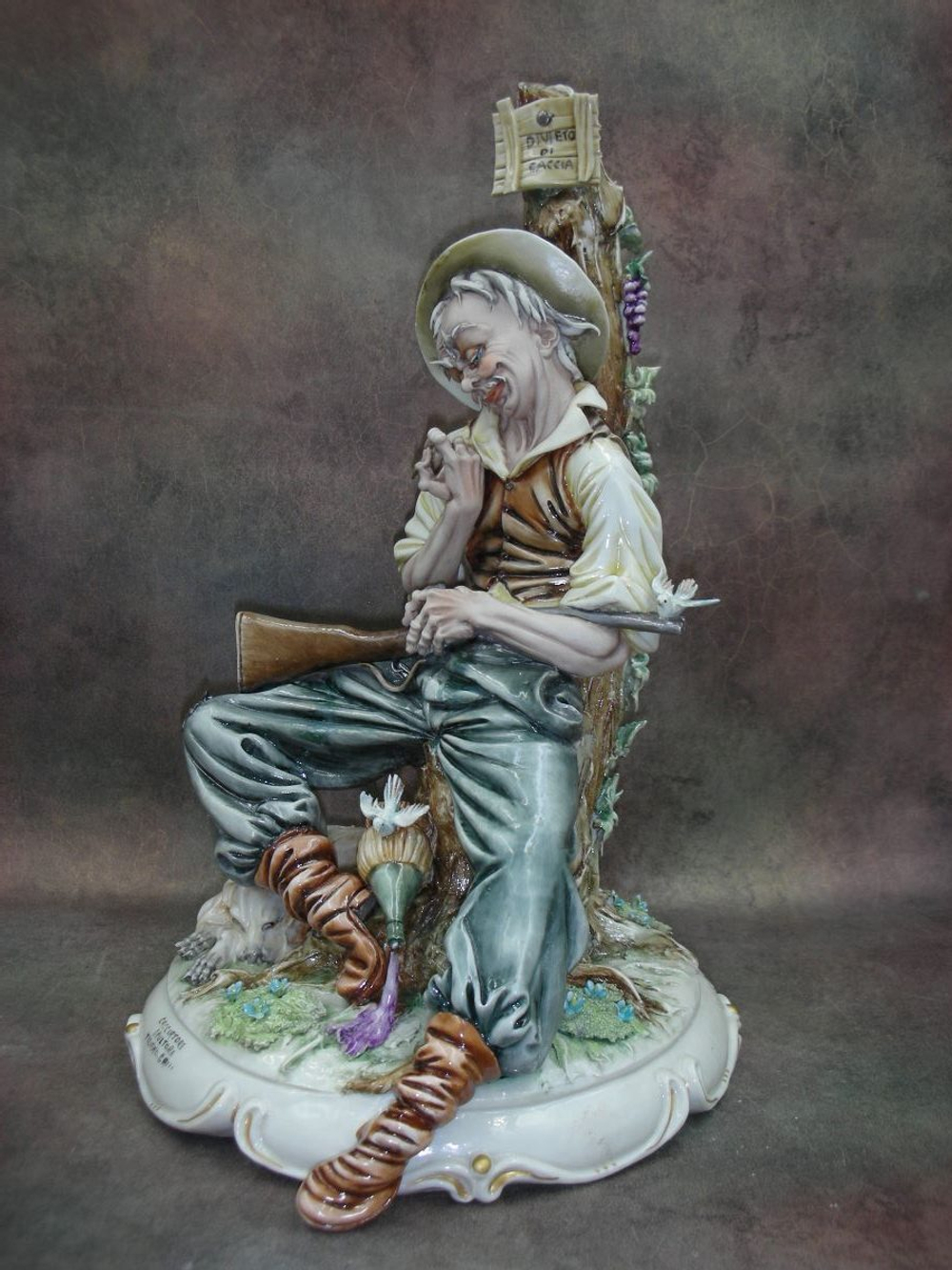 Статуэтка. Фарфор. Спящий охотник. Capodimonte. Италия
