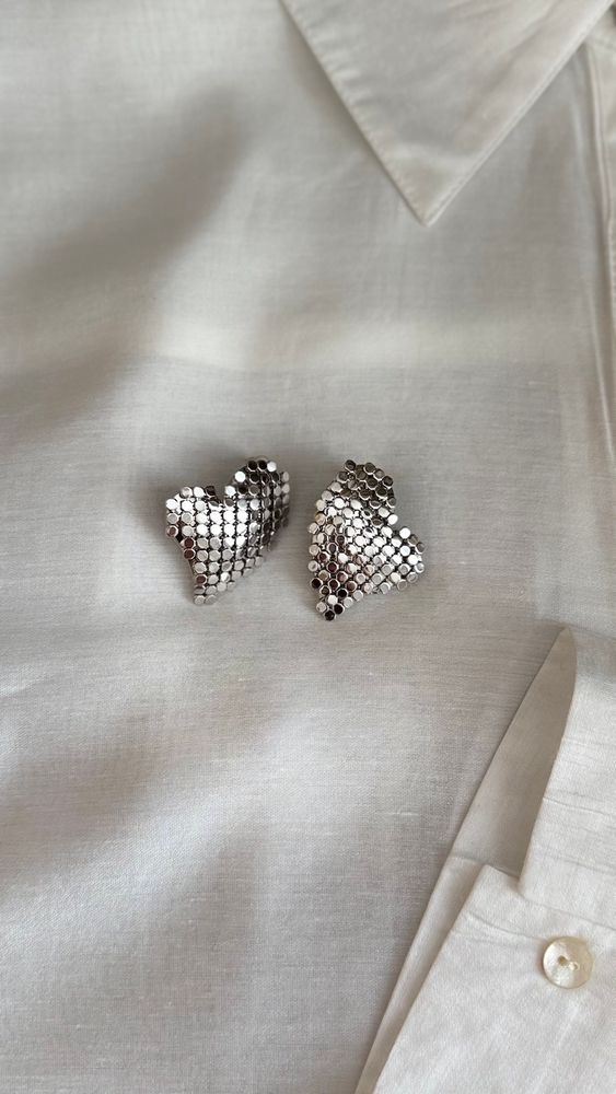 серебристый