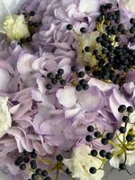 Букет сборный из гортензии, лизиантуса и вибурнума