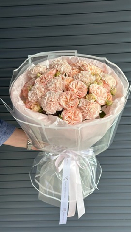 Кустовые розы с диантусами