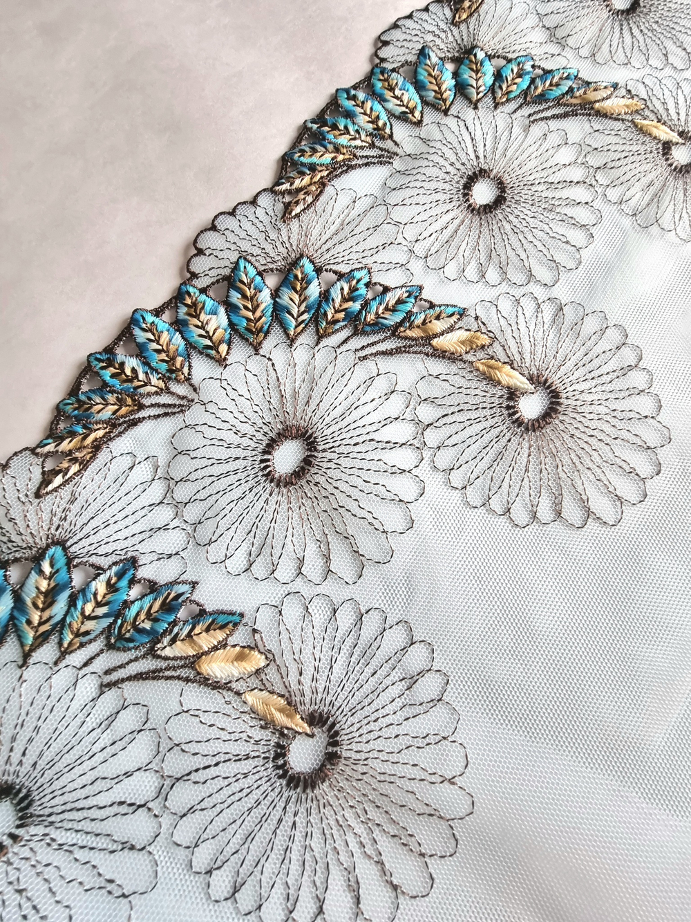 Вышивка на сетке бирюзовые пёрышки К600 левая