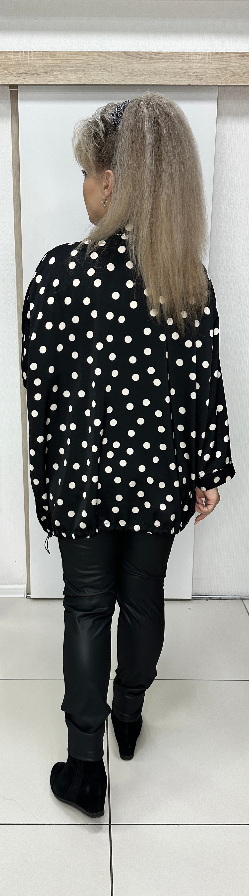 Нарядный блузон-туника в белый горошек