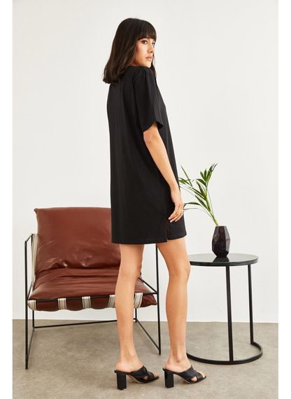 Qadın üçün yaxası zəncirli geniş ölçülü t-shirt QARA 10701015