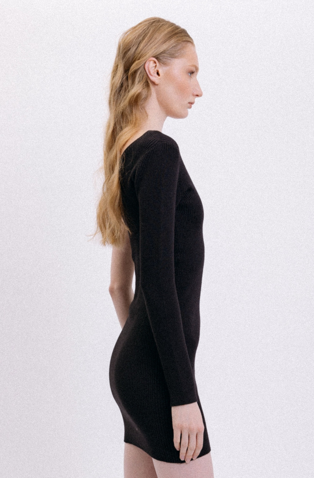 Платье с открытым плечом