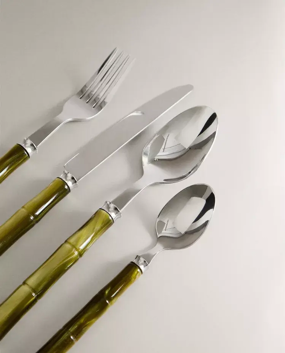 ZARA HOME НАБОР СТОЛОВЫХ ПРИБОРОВ С БАМБУКОВОЙ РУЧКОЙ (4 ШТУКИ), ЗЕЛЕНЫЙ