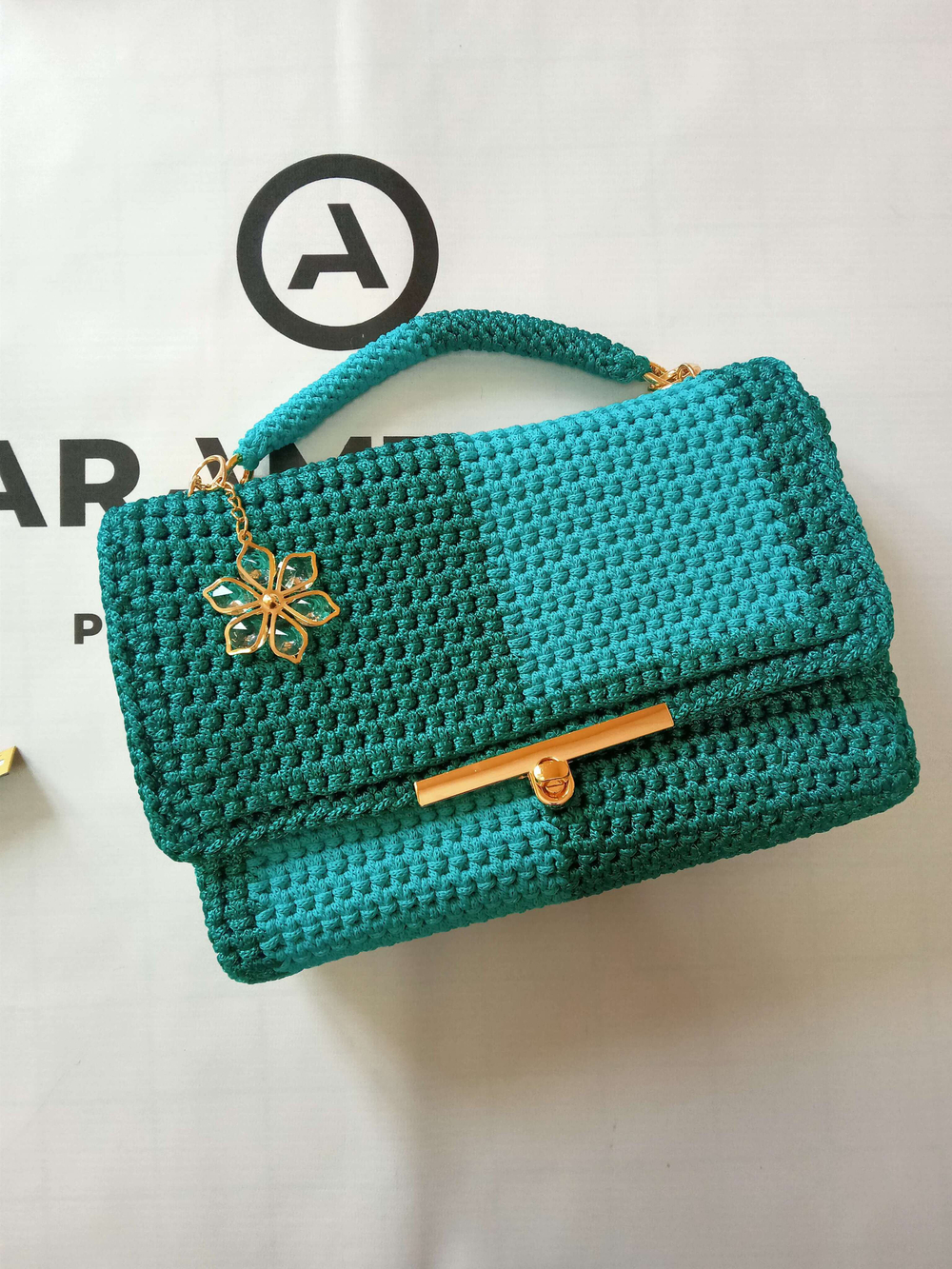 Сумка вязанная с одним отделением на подкладе.