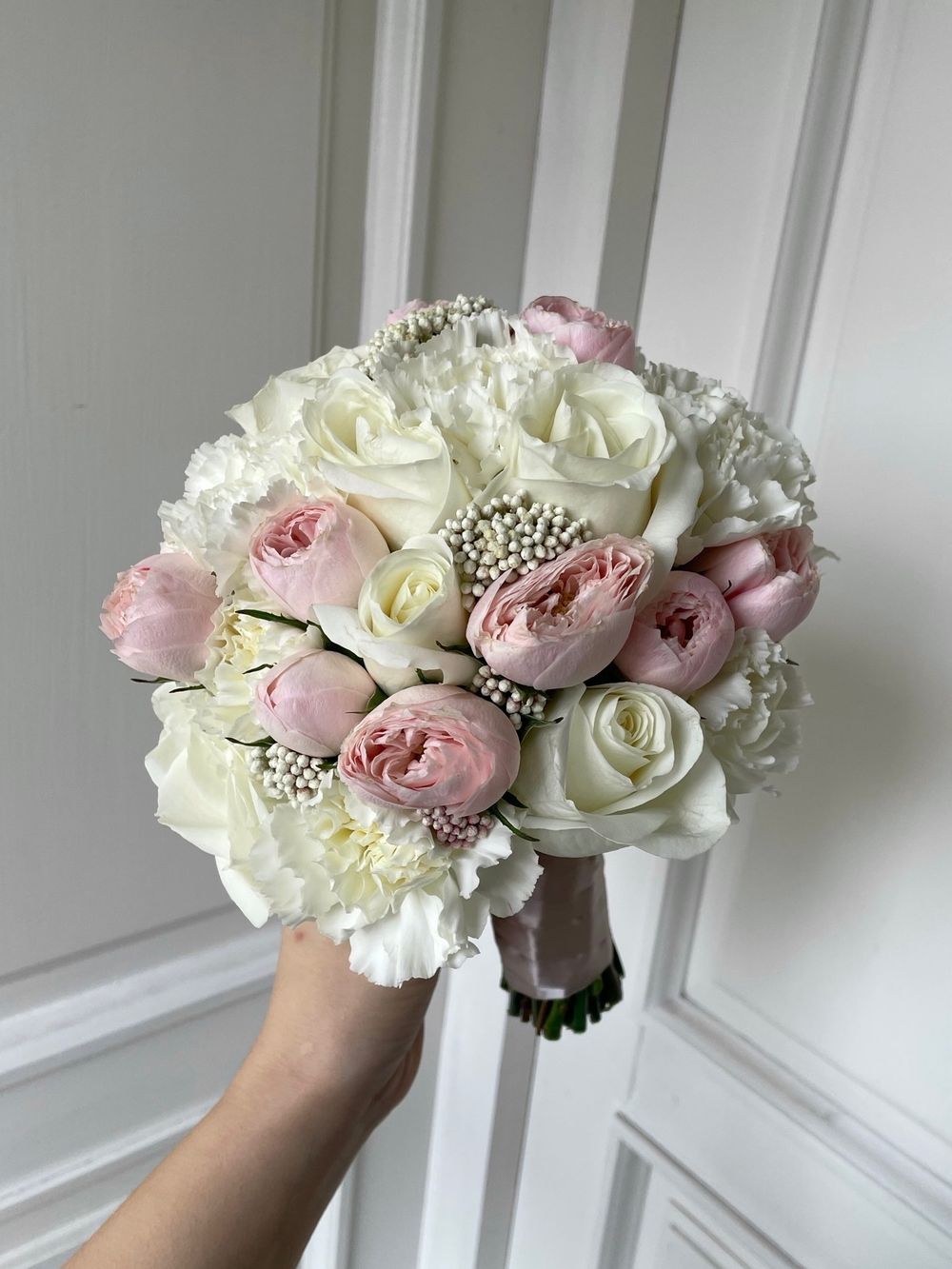 Свадебный букет из кустовых пионовидных роз, диантусов, озотамнуса и одноголовых роз